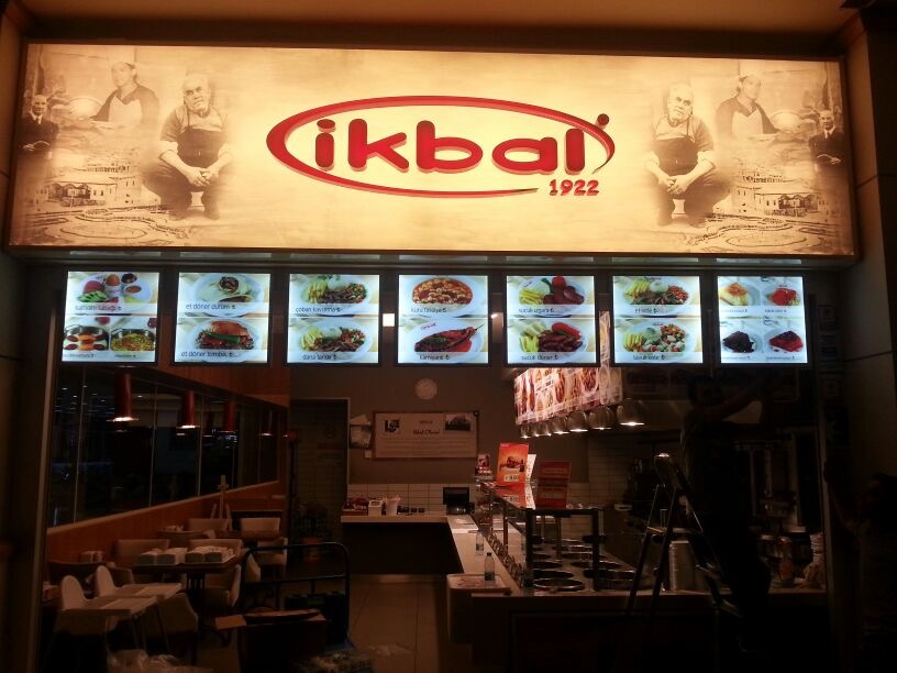 Işıklı vinil tabela – A2 Reklam'ın LED teknolojisi ile güçlendirilmiş dikkat çekici vinil tabelaları.