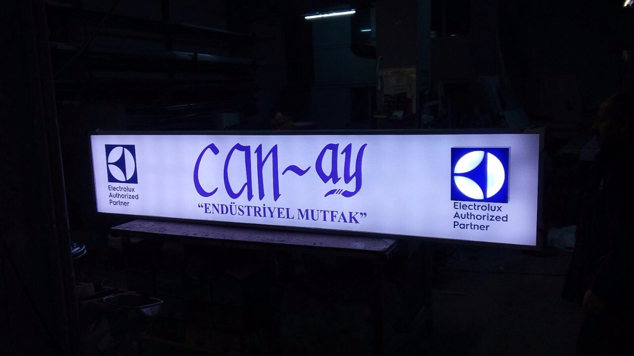 Mağaza cephesinde kullanılan büyük ışıklı vinil tabela.