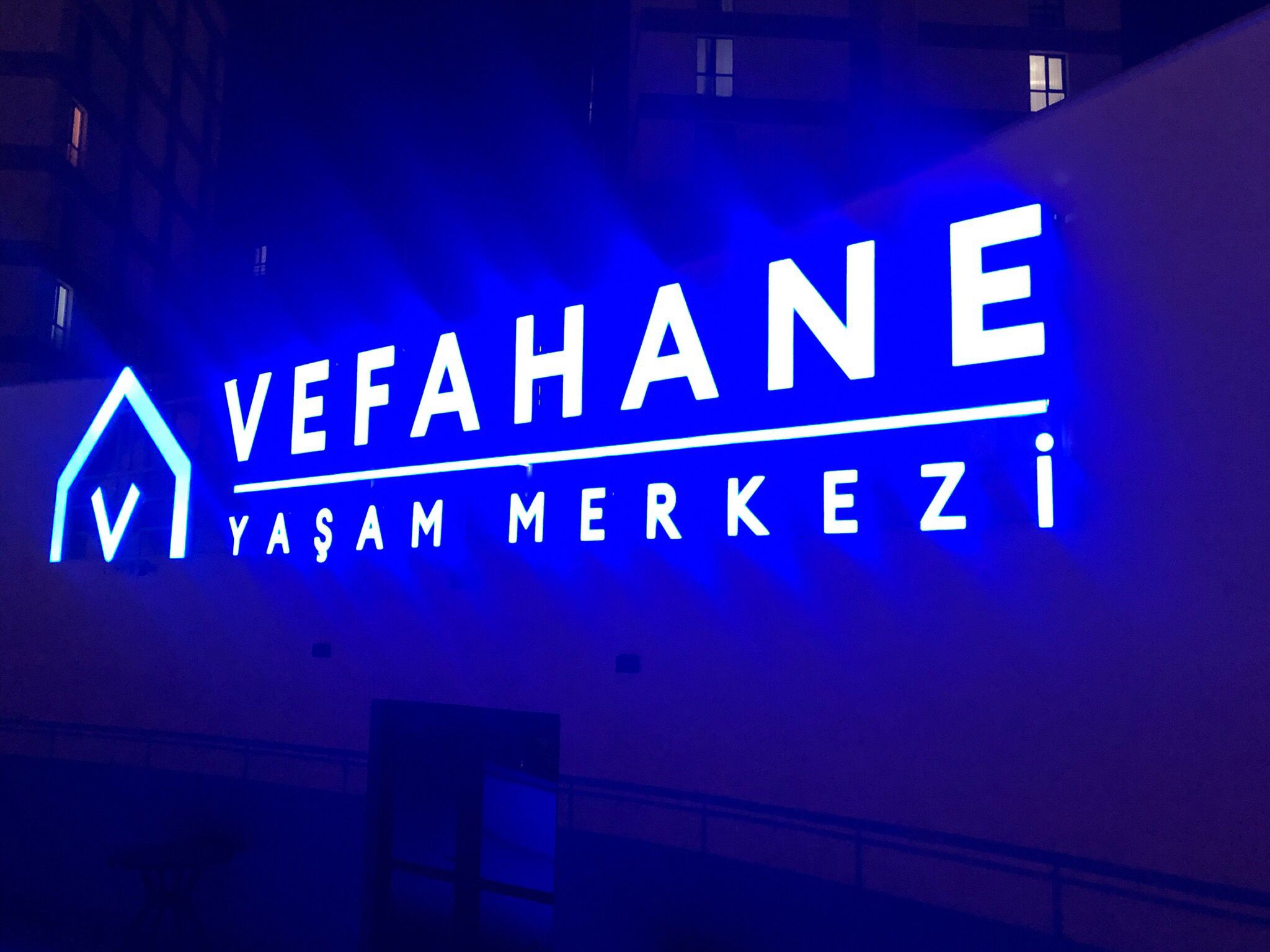 Çatı tabelası – A2 Reklam ile eczanenize özel dikkat çekici ve standartlara uygun tabela tasarımları.