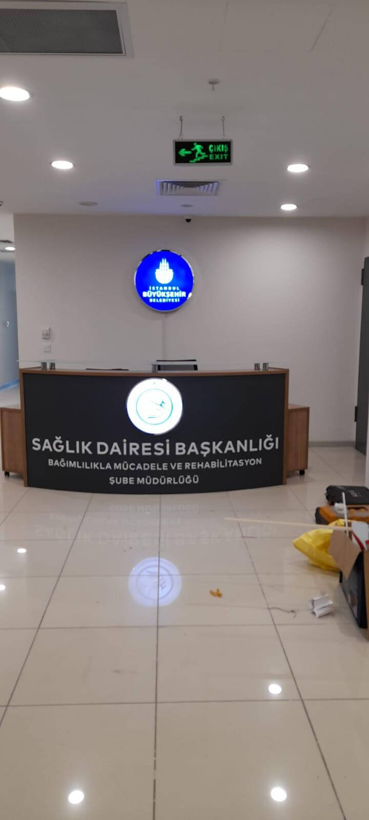 Şık tasarımlı askılı tabela Şık tasarımlı askılı tabela