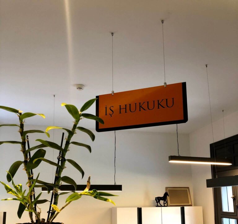 İş Hukuku departmanını gösteren turuncu asılı tabela, modern ofis tasarımında kullanılan şık ve fonksiyonel ofis yönlendirme sistemi.