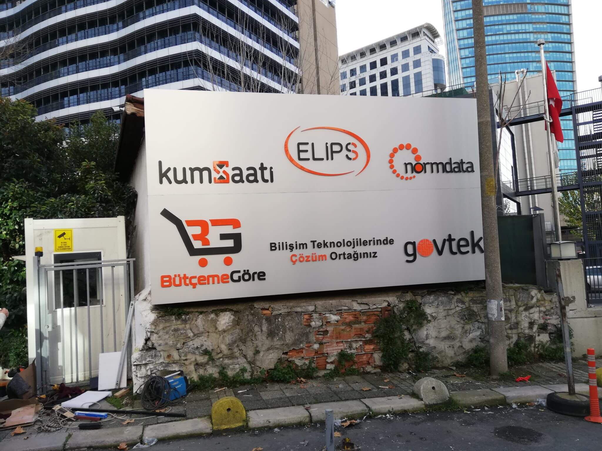 İş yerinde montajı tamamlanan takoz harf tabela. İş yerinde montajı tamamlanan takoz harf tabela.